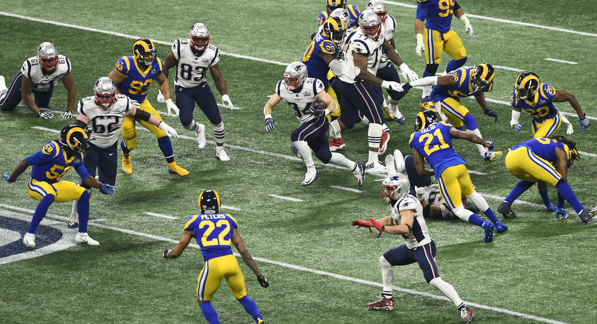 刘璇陪5岁女儿练体操，手持长棍严厉还疲惫，住300平豪宅又大又乱